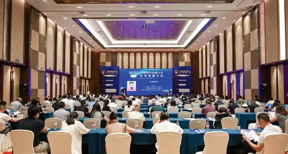 Aydınlatma sektörünü standart kaliteyle ileriye taşımak